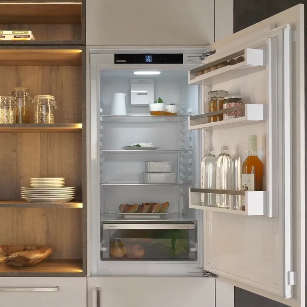 ICNf 5103 Pure Built-in fridge-freezer with EasyFresh and NoFrost